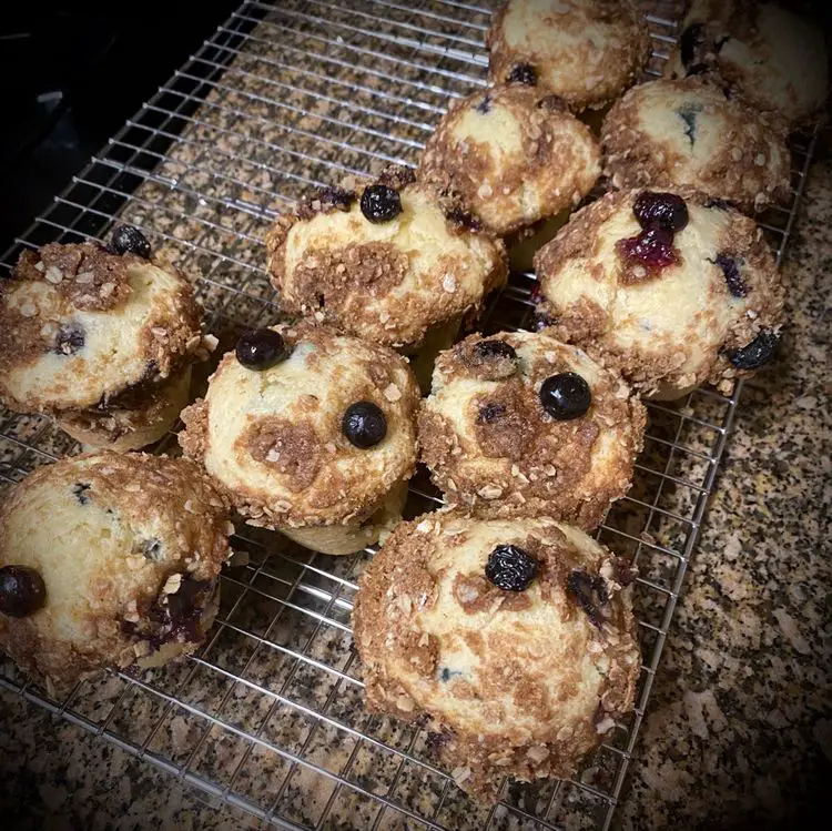 BLUEBERRY MUFFINS WITH CRUMBLE TOPPING