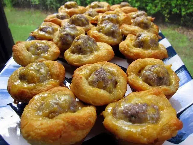 EASY CHEESY SAUSAGE BISCUIT BITES