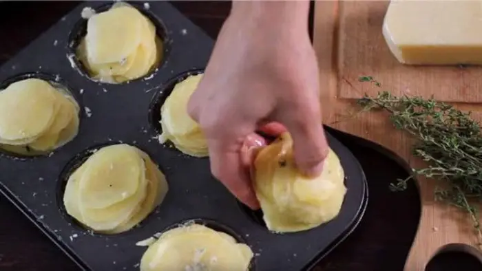 SLICE POTATOES AND PUT THEM IN A MUFFIN PAN. THEY’LL COME OUT OF THE OVEN FAMILY FAVORITE!