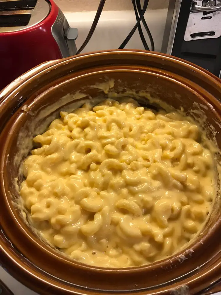 Slow Cooker Potluck Macaroni and Cheese