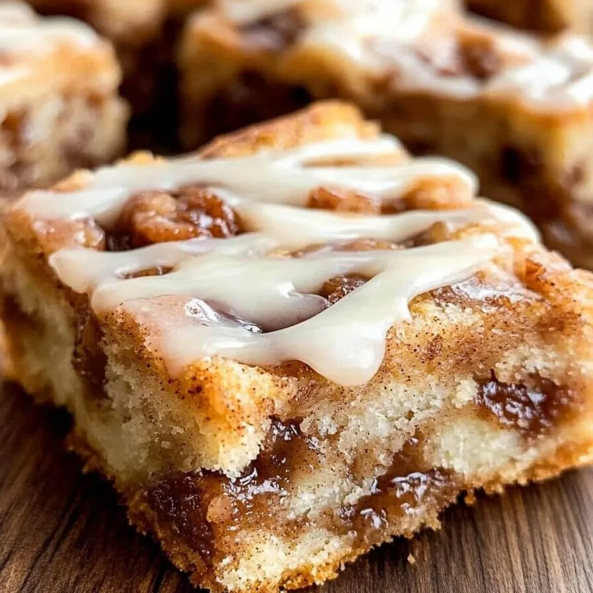 EASY CINNAMON APPLE CAKE